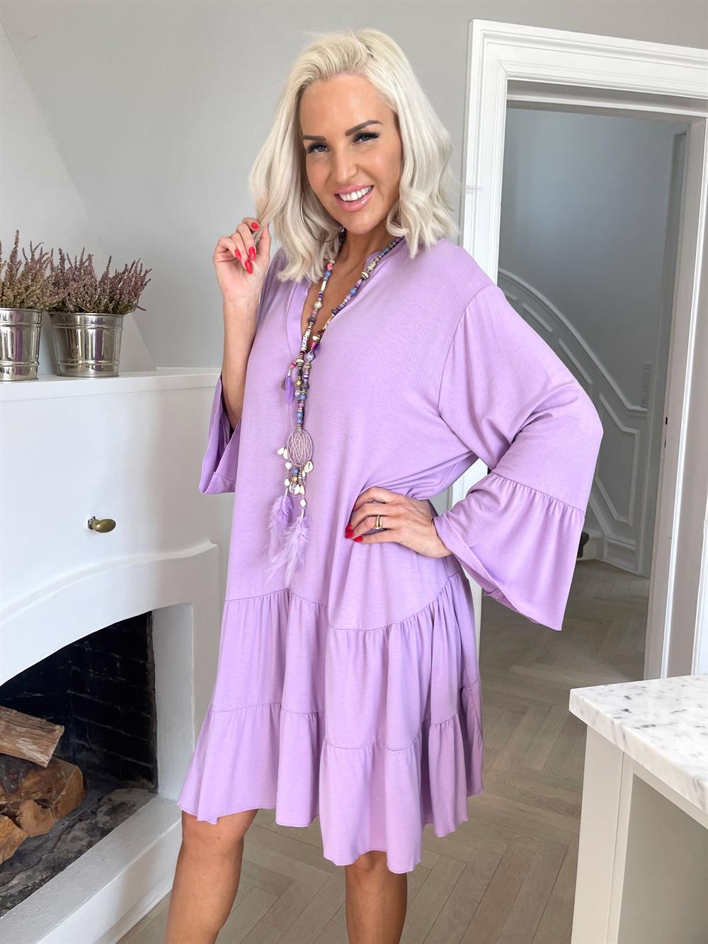 Pauline - Kjole med v-udskæring og lille flæseskørt